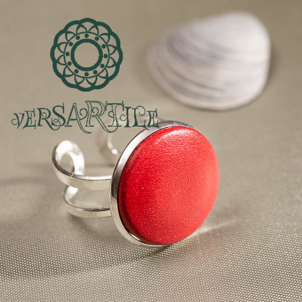 Élénkpiros bőrbetétes gyűrű