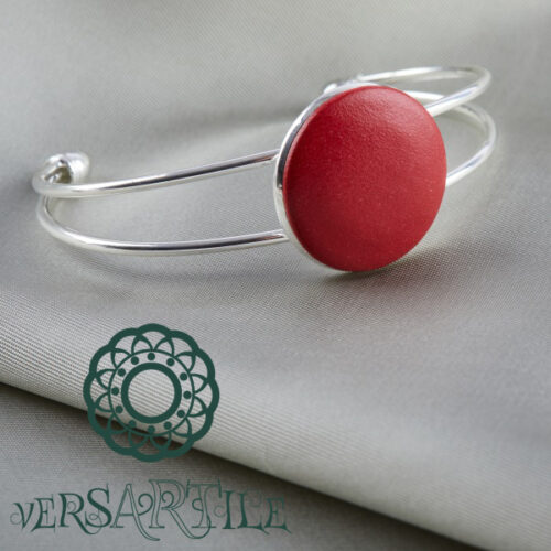 Élénk piros bőrbetétes karkötő