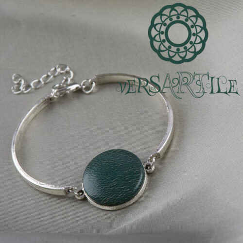 Mohazöld színű bőrbetétes csuklós karkötő