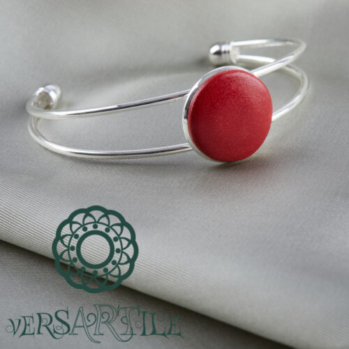 Élénk piros bőrbetétes karkötő