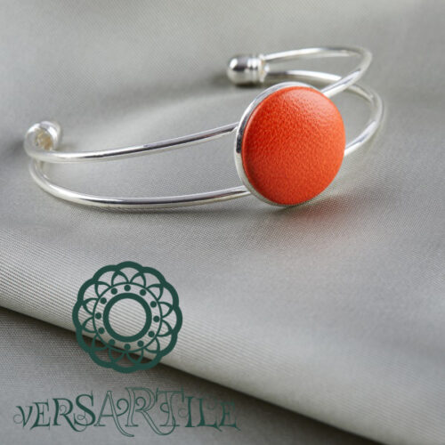 Élénk narancsszín bőrbetétes karkötő