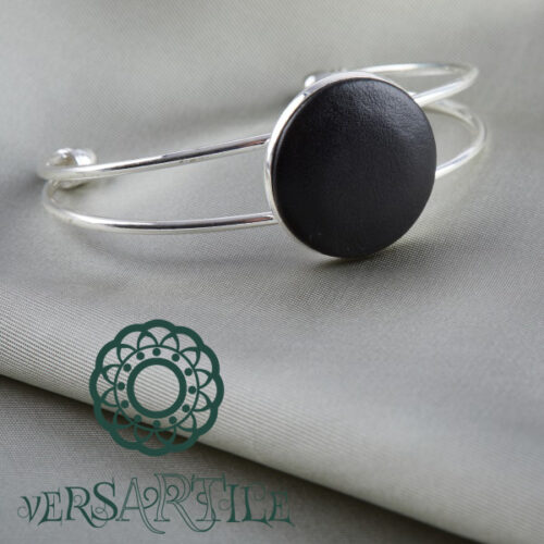 Éjfekete színű bőrbetétes karkötő