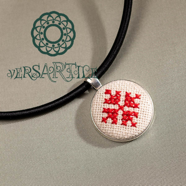 Beregi keresztszemes virágmotívumos nyakék