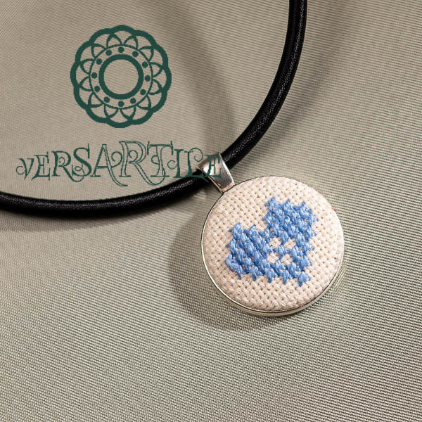 Beregi keresztszemes virágmotívumos nyakék