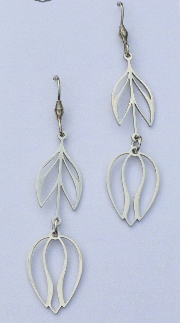 Tulipán mintás csuklós nemesacél fülbevaló