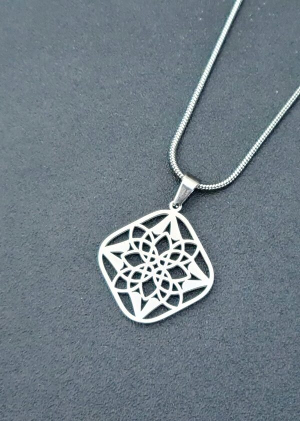 Nyolcas osztatú virág nemesacél nyaklánc