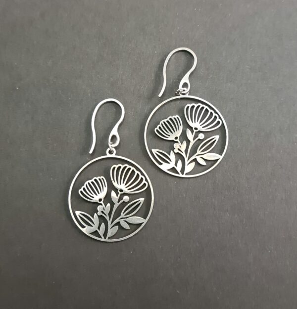 Virágmintás nemesacél