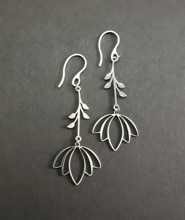 Liliom mintás csuklós nemesacél fülbevaló