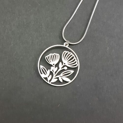 Virágmintás nemesacél nyaklánc