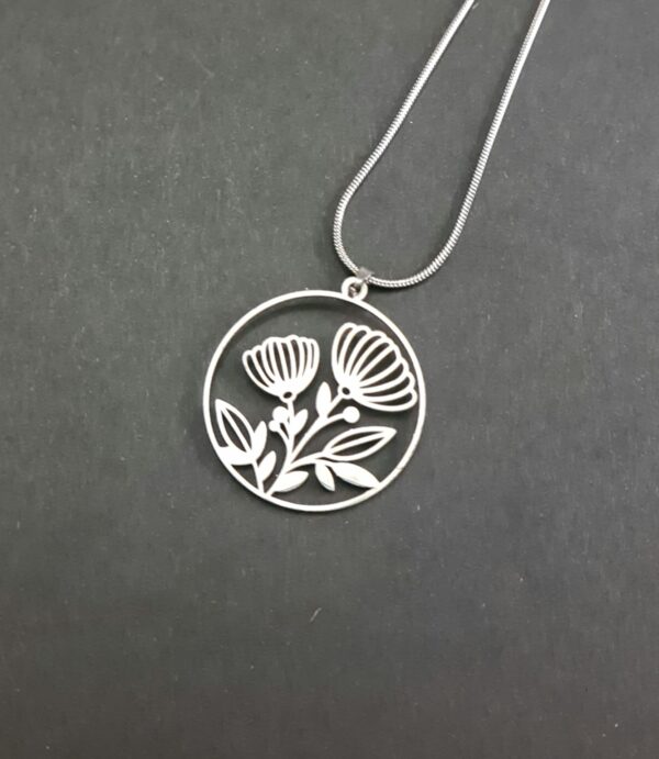 Virágmintás nemesacél nyaklánc