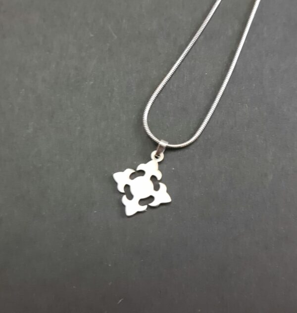 Négyes osztatú virág/egyenlőszárú kereszt nemesacél nyaklánc