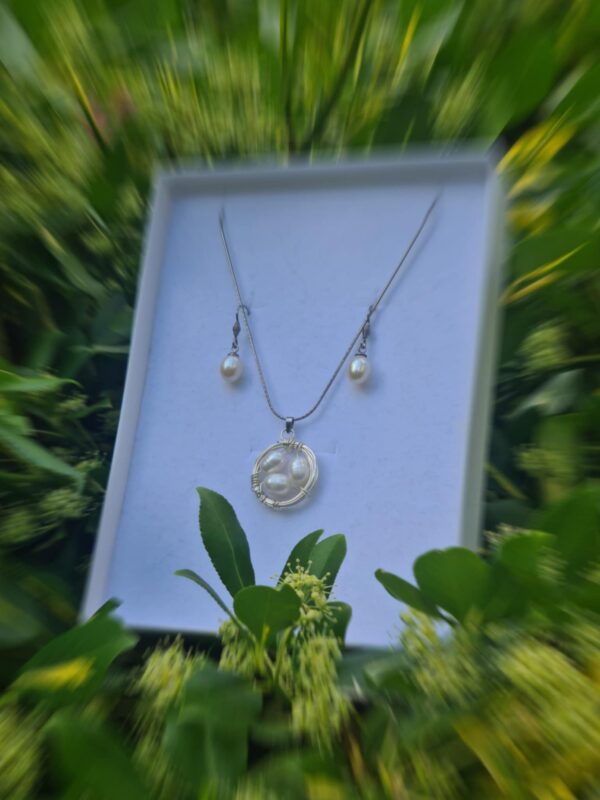 Fészek nyakék tenyésztett gyöngyökkel