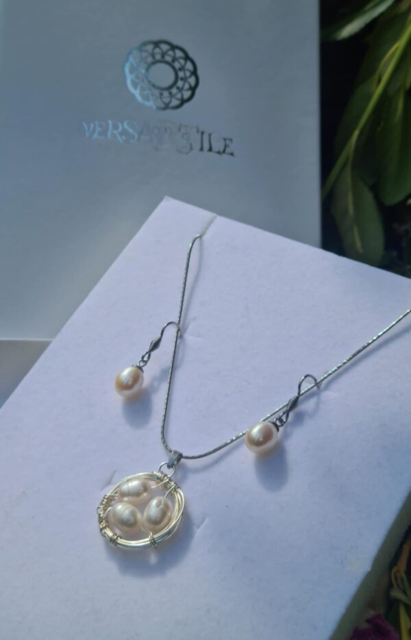 Fészek nyakék tenyésztett gyöngyökkel