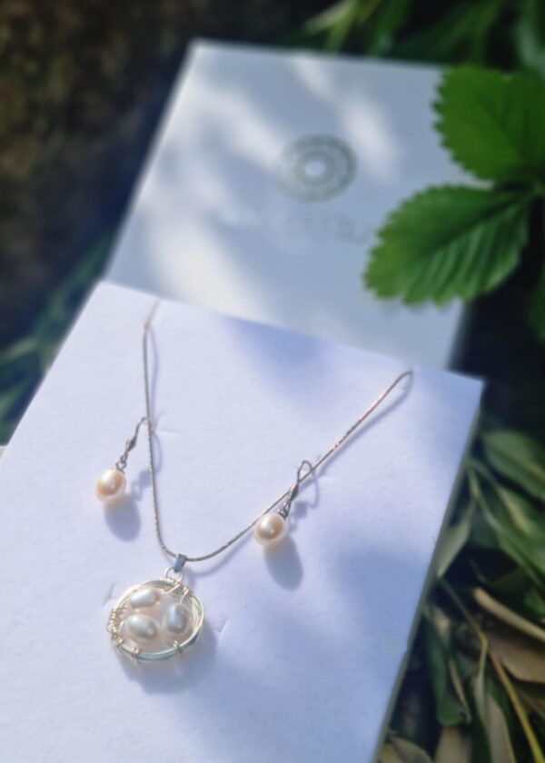 Fészek nyakék tenyésztett gyöngyökkel