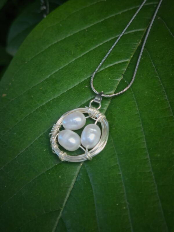 Fészek nyakék tenyésztett gyöngyökkel