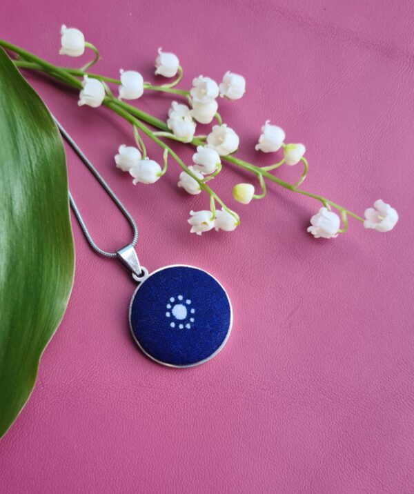 Kékfestű nyakék mancsos mintával