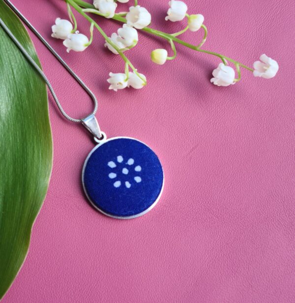 Kékfestő nyakék kis margarétás mintával