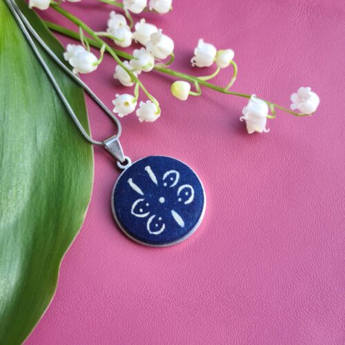 Kékfestő nyakék stilizált pillangó mintával