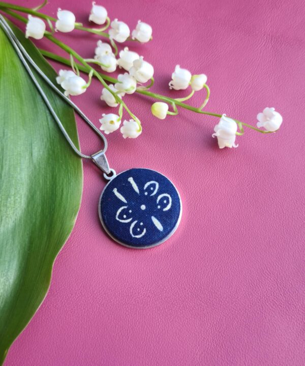 Kékfestő nyakék stilizált pillangó mintával