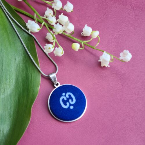 Kékfestő nyakék stilizált alma mintával