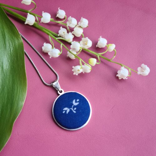 Kékfestő nyakék kankalinos mintával